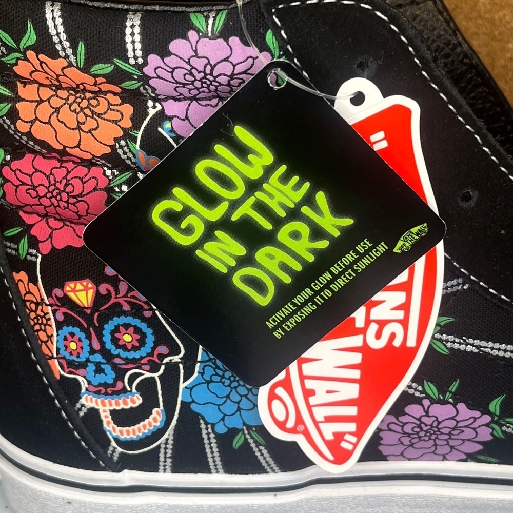 Vans sk8 hi 
DIA DE MUERTOS💀💀
GLOW IN THE DARK
BRAND NEW - Picture 3 of 16